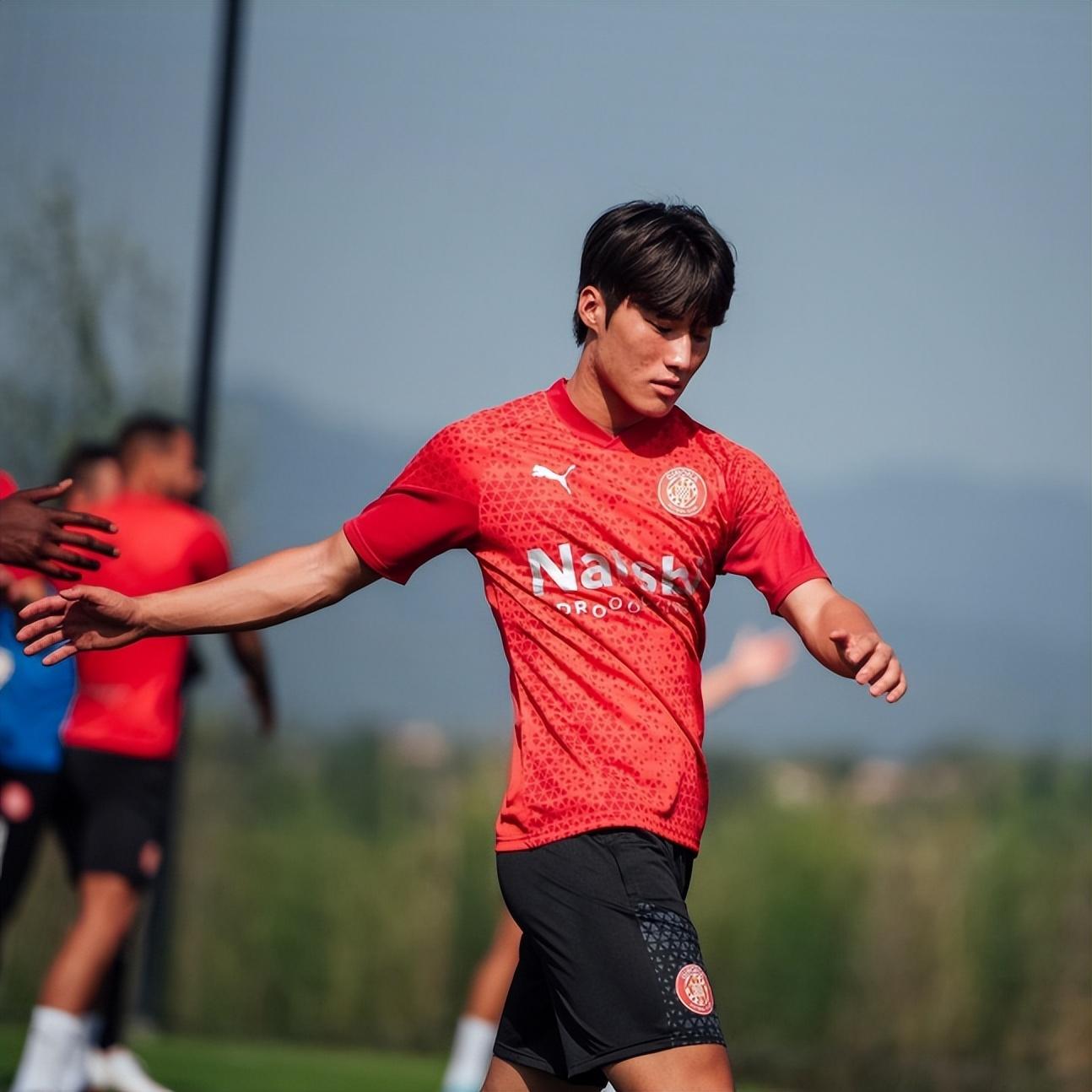 邀请赛巅峰对决！西城独角兽队守住胜果齐鲁鲨队队，排球赛场再起波澜；反击锐度十足的简单介绍